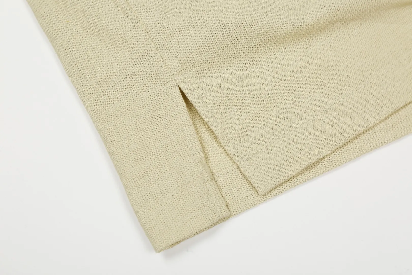 P210 White background picture [High-end quality] Style number: 25052# Color: Navy blue/off-white/light khaki/ice blue/dark khaki Size: S to XL - Ralph Lauren/Ralph Lauren 25SS Summer hot item high-quality lazy old money style linen couple style five-point shorts - originality restoration 105% cotton blended bamboo linen on the face Super soft nylon elastic in the same color ✅ - 100% restored workmanship Short five-point version, double-layered inside and outside to prevent exposure, double stitching to cover the independent waistband ✅ - Professional washing before the car, the texture of the fabric is tight and soft ✅ - RL/Ralph Lauren linen shorts are simply a summer savior. The linen material allows every pore to breathe freely, say goodbye to sticky heat. Walking on the road, the wind blows, and the heat all over the body is instantly smoothed away. The bamboo texture is natural and unique, simple and pure texture, full of laziness and old money style.